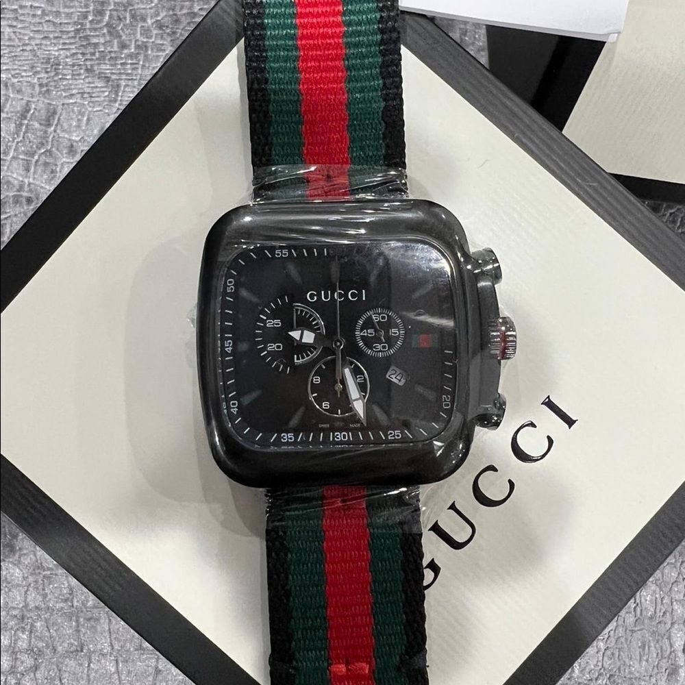 NIB Green & Red G-Coupe Gucci Watch - Picture 2 of 8
